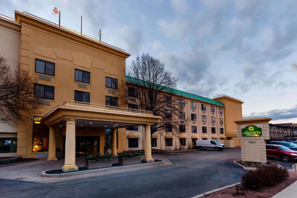 a hotel building with a parking lot in front of it at La Quinta by Wyndham Milwaukee Bayshore Area in Glendale