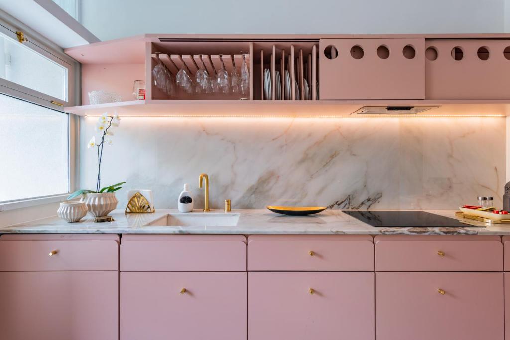 Η κουζίνα ή μικρή κουζίνα στο AMAZING DUPLEX - Mid Century Experience & PARKING