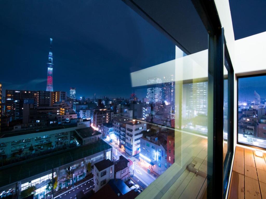 Blick auf die Stadt in der Nacht von einem Gebäude in der Unterkunft Super Hotel Tokyo Kinshicho Ekimae / Vacation STAY 79355 in Tokio