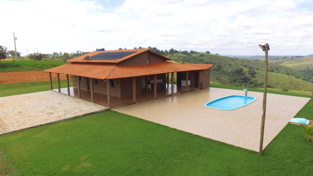 an overhead view of a house with a swimming pool at Sítio Luar in São Roque de Minas