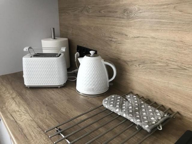 Příslušenství pro přípravu čaje a kávy v ubytování Apartament Gosia