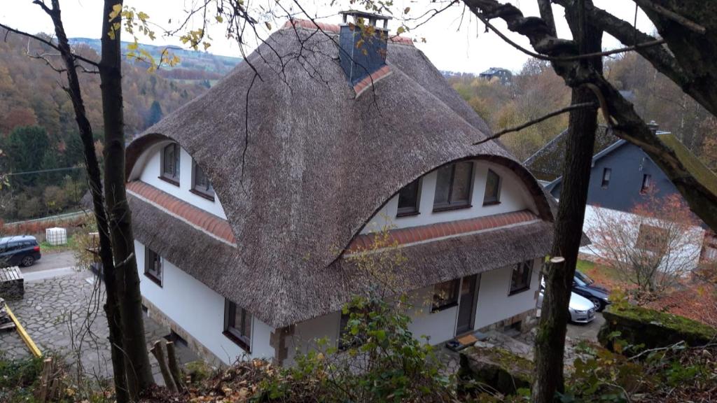 een huis met een rieten dak erop bij Villa Odile in Malmedy