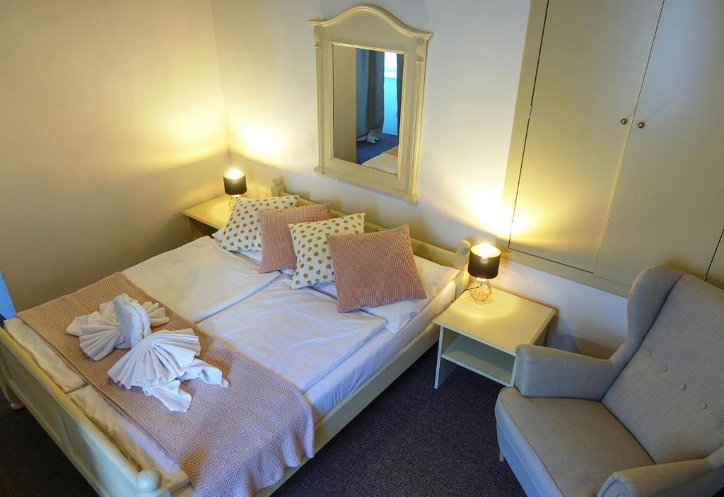 Postel nebo postele na pokoji v ubytování Hotel U Kříže