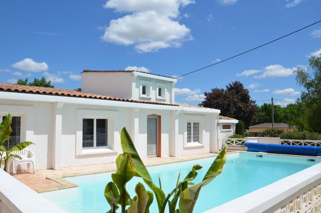 uma villa com uma piscina e uma casa em Jardin de Marceau em Blasimon