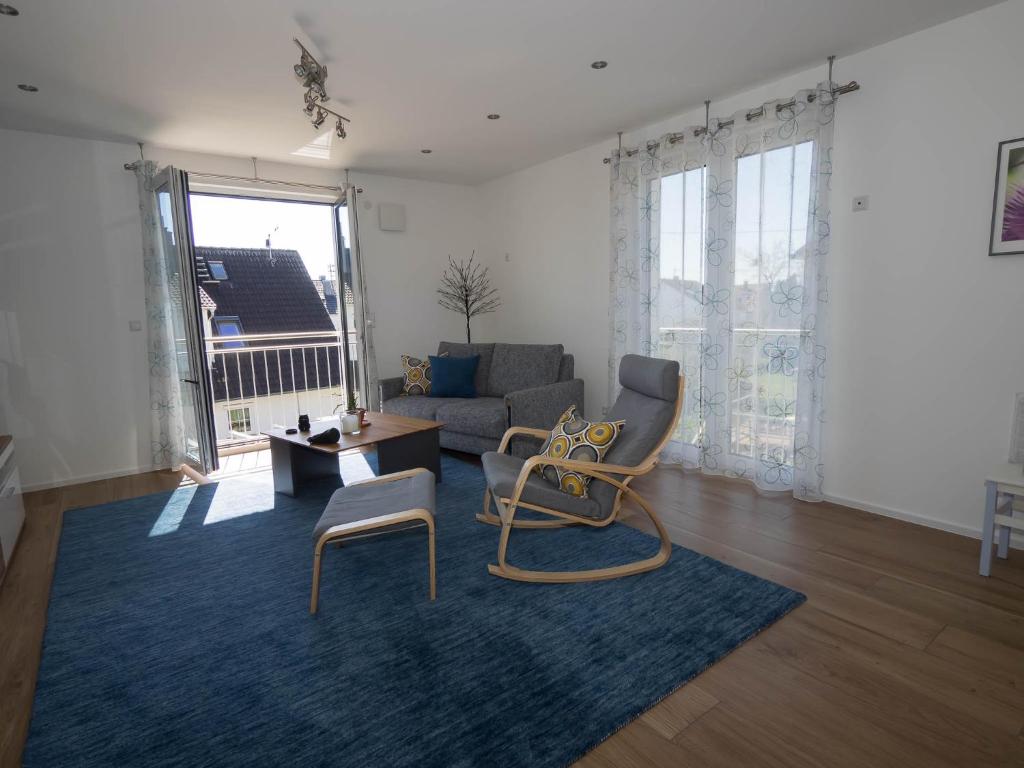 a living room with a couch and chairs and a rug at 16Lilien Apartmentwohnung Gartenblick in Waiblingen