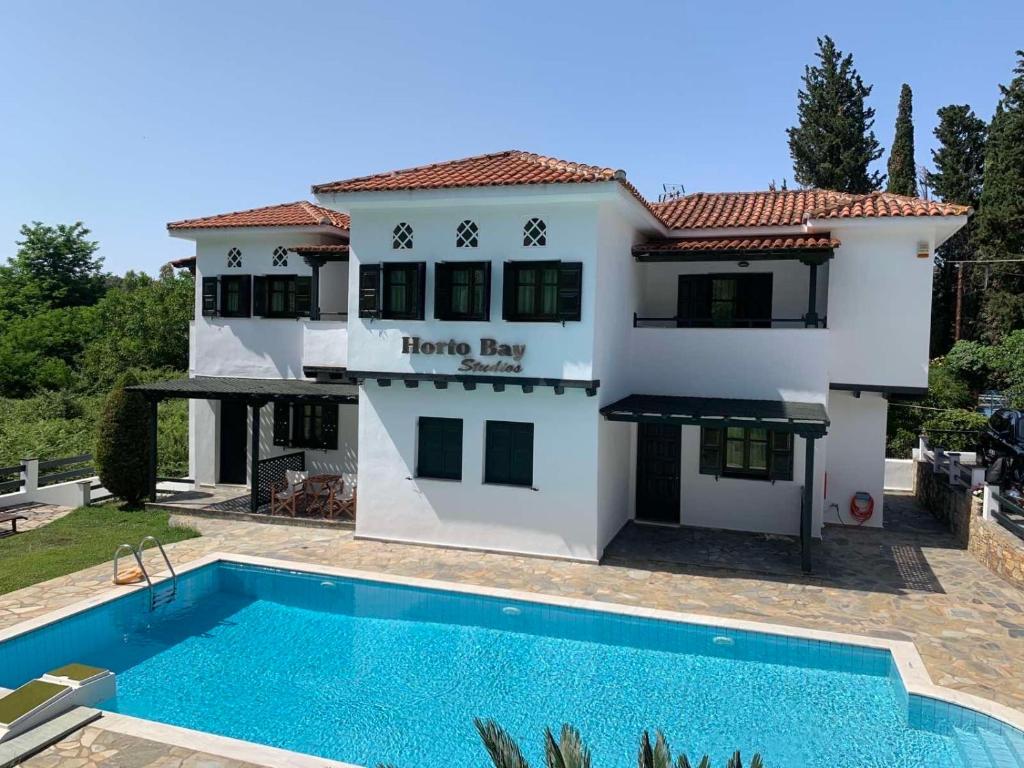 Bazén v ubytování Horto Bay Studios nebo v jeho okolí