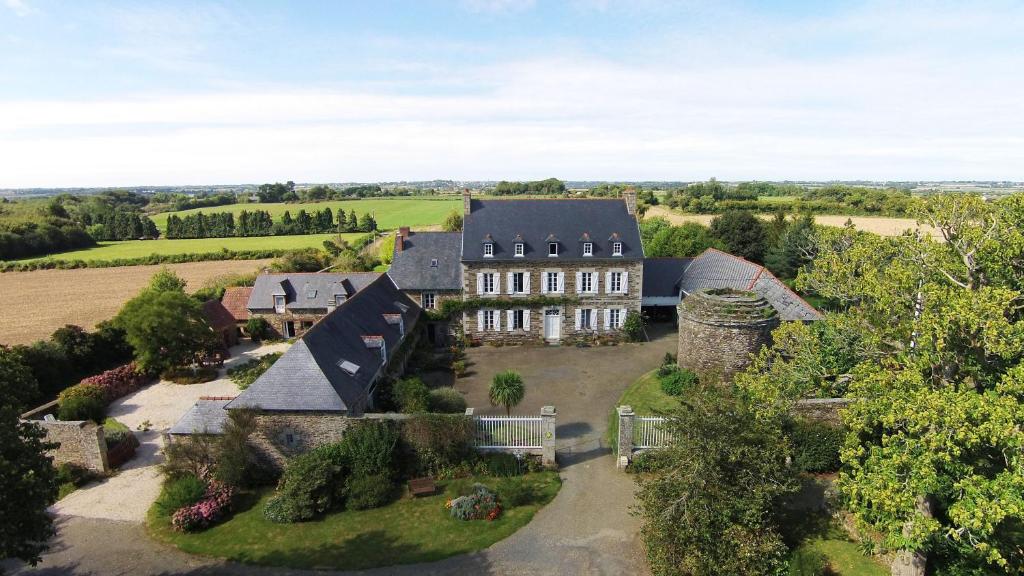 - une vue aérienne sur une grande maison à la campagne dans l'établissement Le Rumain, à Hengoat