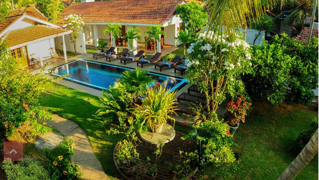 uma vista aérea de uma casa com piscina em Sujeewani Villa em Negombo
