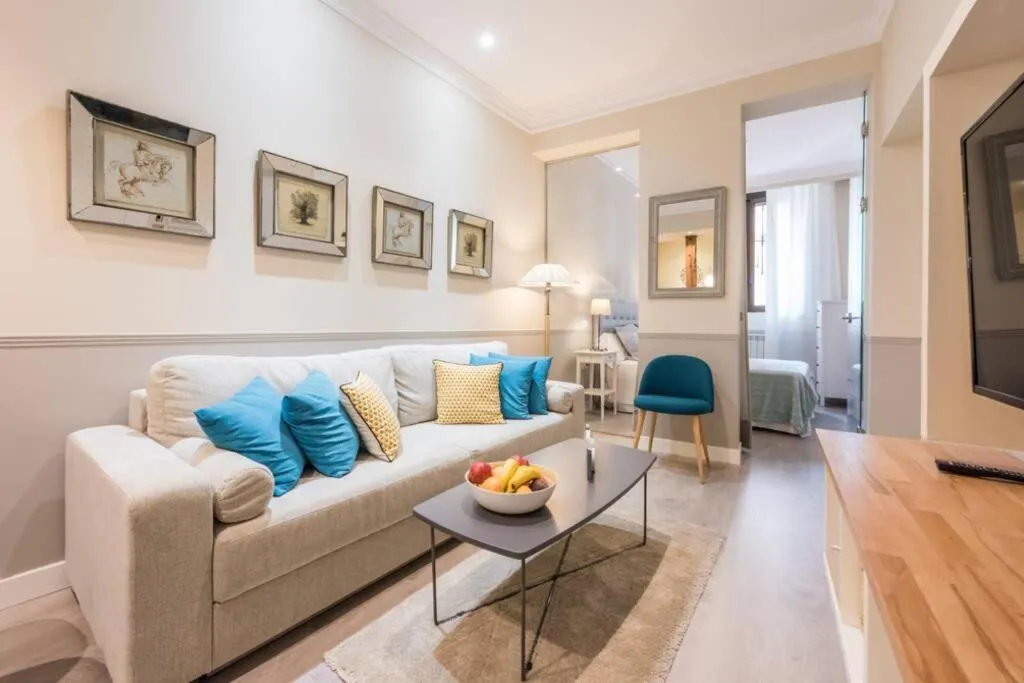 Delightful PZA MAYOR/ LA LATINA 2BD* 2BATH, Madrid, Spania