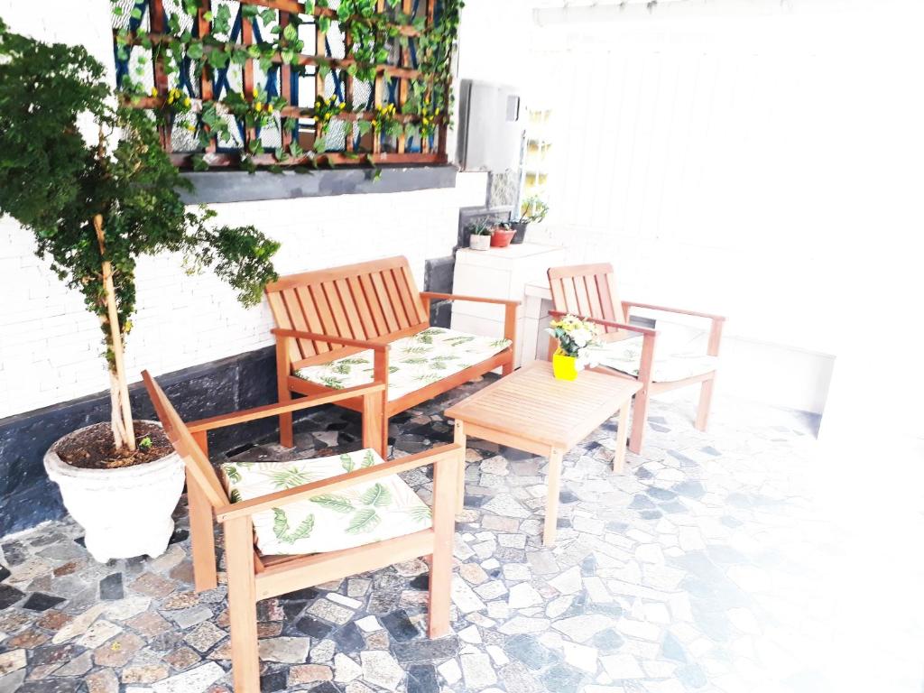 - une terrasse avec 2 chaises et une table dans l'établissement Pousada das Goianas, à Santos