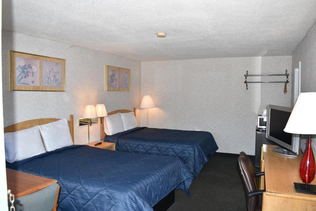 pokój hotelowy z 2 łóżkami i telewizorem w obiekcie POCONO NIGHT LODGE w mieście Bartonsville
