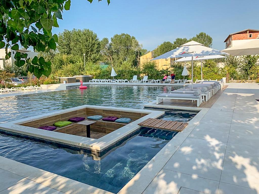 una piscina con un spa en el centro de la misma en Hotel Bora Bora velipoja, en Velipojë