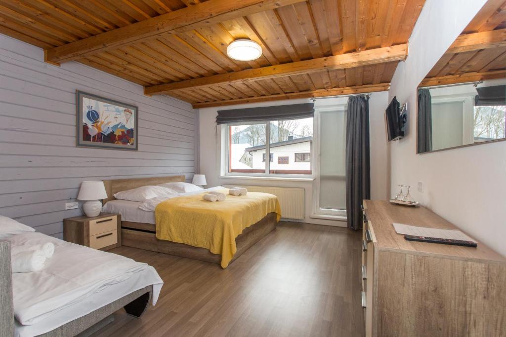 Guesthouse YeS in Bodice tesisinde bir odada yatak veya yataklar
