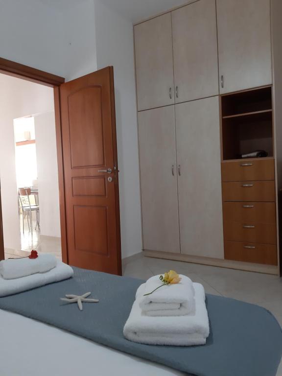 Postel nebo postele na pokoji v ubytování Roussa's View Apartments