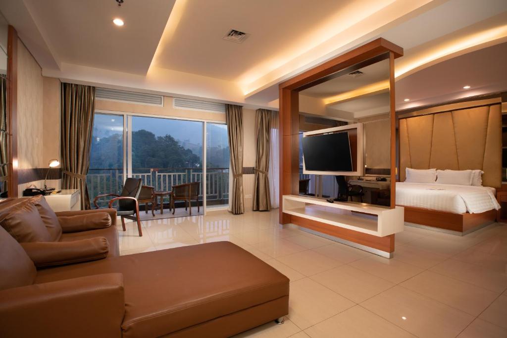 TV a/nebo společenská místnost v ubytování Le Eminence Puncak Hotel Convention & Resort