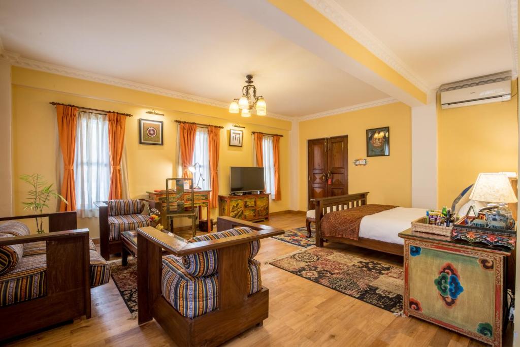 TV a/nebo společenská místnost v ubytování Baber Mahal Vilas - The Heritage Hotel