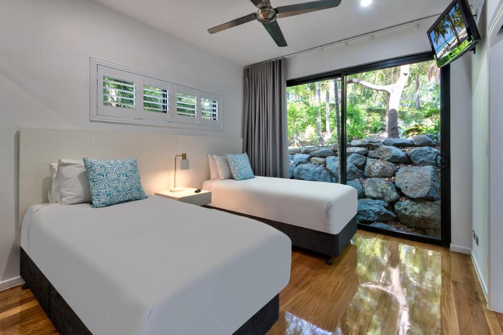 Postel nebo postele na pokoji v ubytování Pinnacle Apartments on Hamilton Island by HIHA