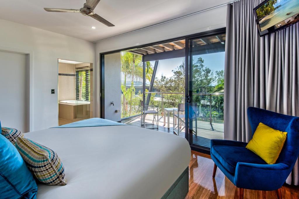 Postel nebo postele na pokoji v ubytování Pinnacle Apartments on Hamilton Island by HIHA