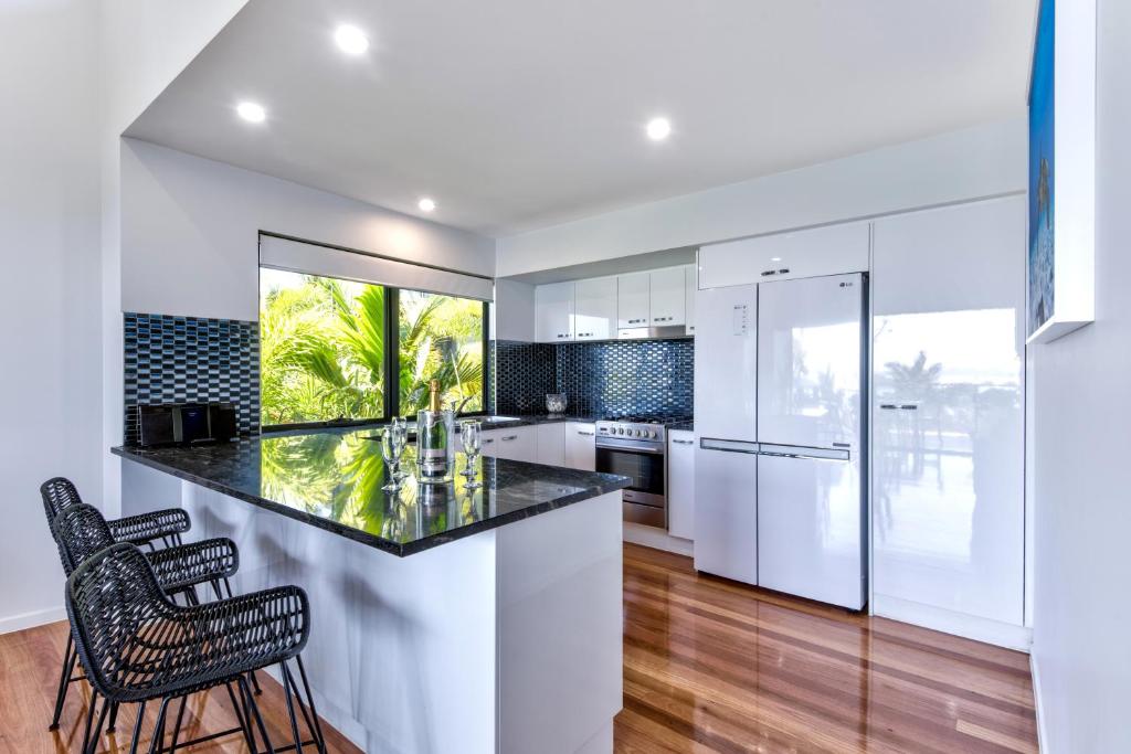 Kuchyň nebo kuchyňský kout v ubytování Pinnacle Apartments on Hamilton Island by HIHA