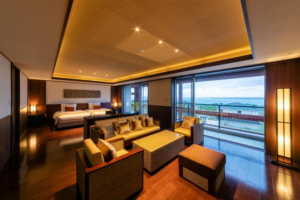 Postel nebo postele na pokoji v ubytování Miyakojima Kurima Resort Seawood Hotel