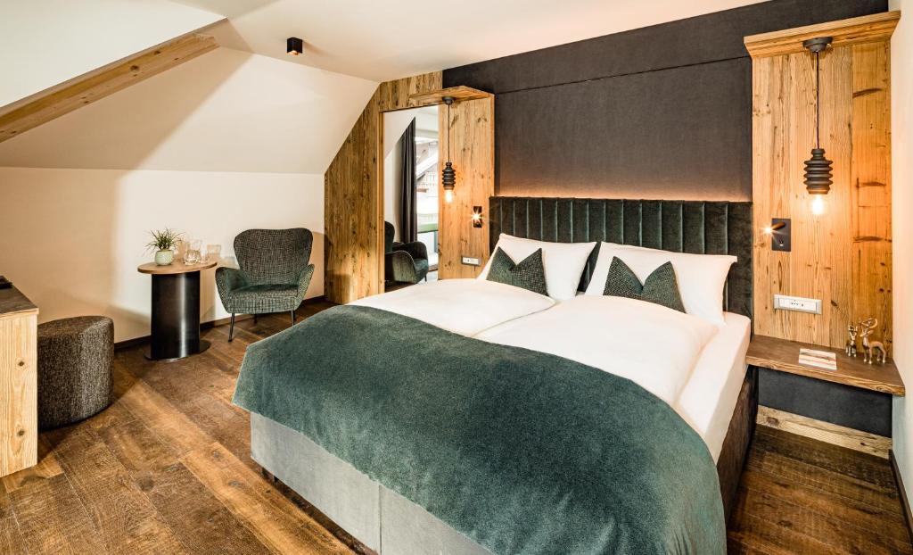 Posteľ alebo postele v izbe v ubytovaní Hotel Touring Dolomites