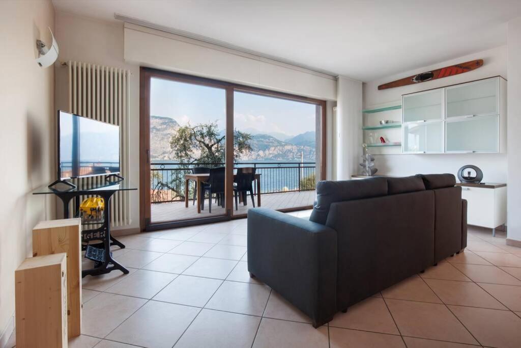 Posedenie v ubytovaní Villa Mimosa-Con piscina e vista lago