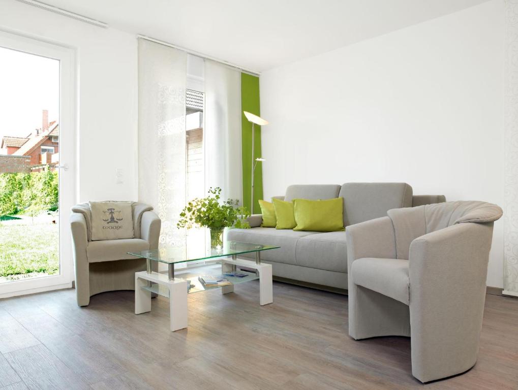 a living room with a couch and two chairs and a table at Am Krabbenweg Whg.2 im Haus Am Krabbenweg in Insel Poel