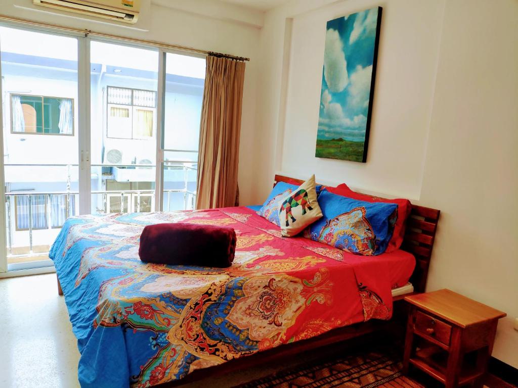 Säng eller sängar i ett rum på Quiet studio with king bed, kitchen and balcony
