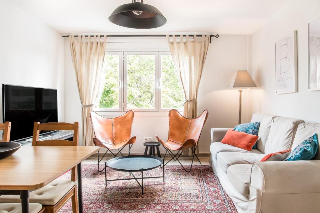 A seating area at Cozy Apartment With Splashes Of Color