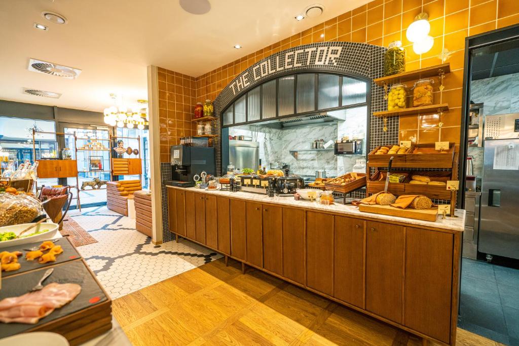 The Collector - Resim 26