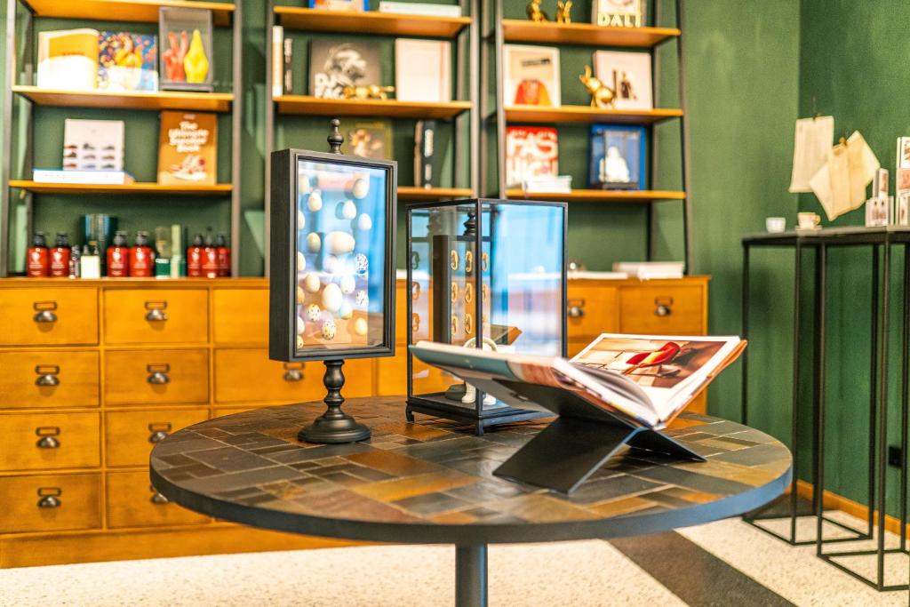 The Collector - Resim 34