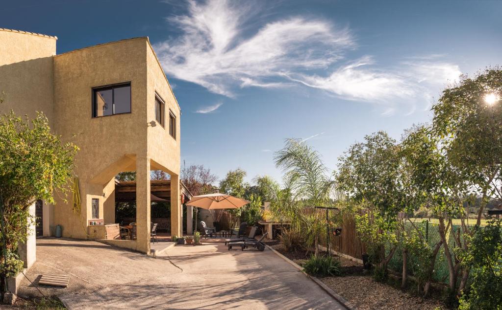 une maison avec une cour et une terrasse dans l'établissement A 500m de la plage, à Hyères