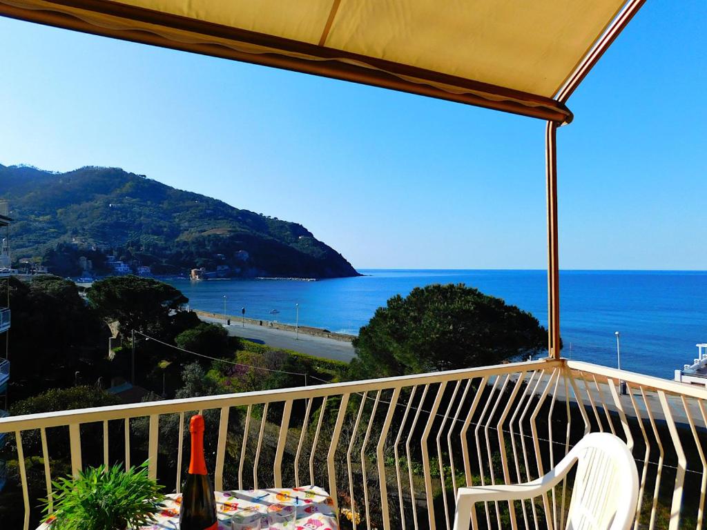 einen Balkon mit einem Stuhl und Meerblick in der Unterkunft Spazioso appartamento Vista Mare in Levanto