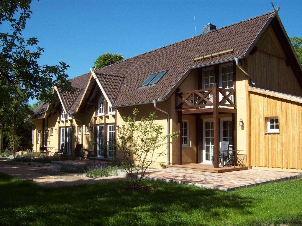 a large house with a brown roof at Froschkönig - Ferienhaus und Ferienwohnungen 03096 Burg Spreewald in Burg