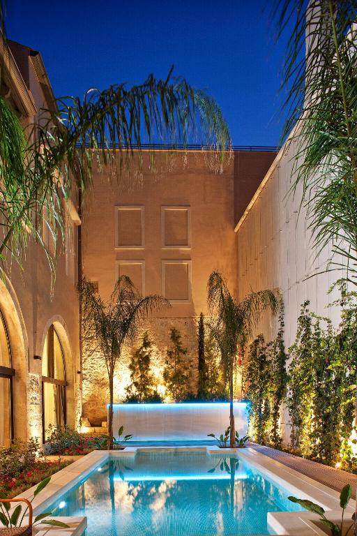 Bazén v ubytovaní Rimondi Boutique Hotel - Small Luxury Hotels of the World alebo v jeho blízkosti