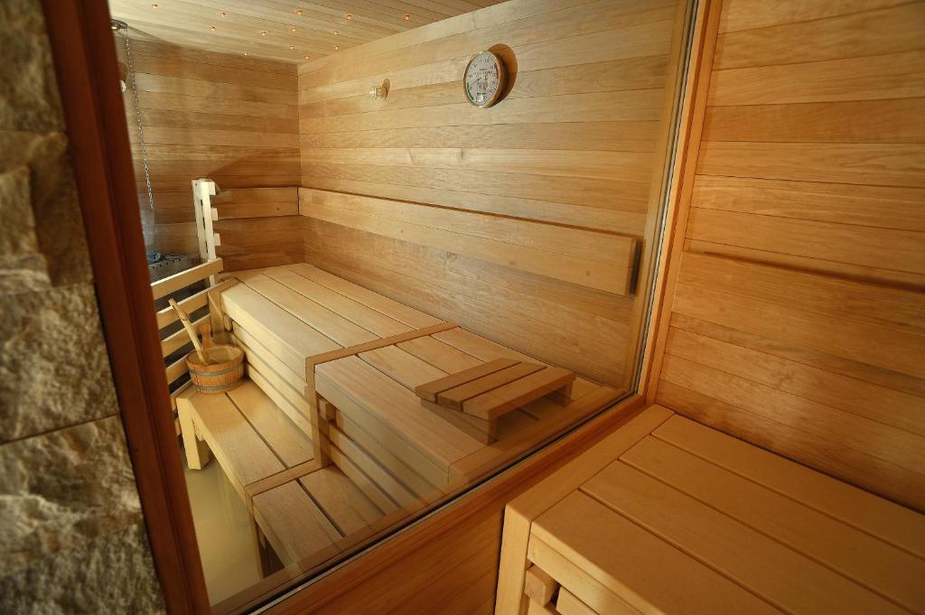 a small wooden sauna with a bench in it at Landhotel Böld Oberammergau in Oberammergau