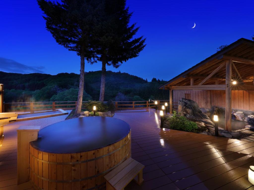 a large wooden barrel on a patio at night at Sannouzan Onsen Zuisenkyo in Ichinoseki