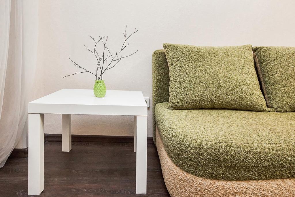 トリヤッチにあるСемейнаяの緑のソファーと白いテーブル