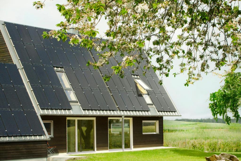 uma casa com painéis solares no telhado em Solar-Ligna em Mildenitz