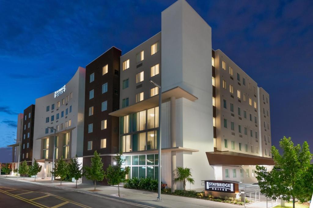 マイアミにあるStaybridge Suites - Miami International Airport by IHGの夜の街路にある建物