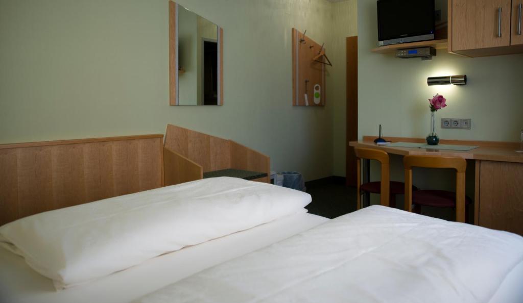 Postel nebo postele na pokoji v ubytování Hotel Restaurant zur Windmühle