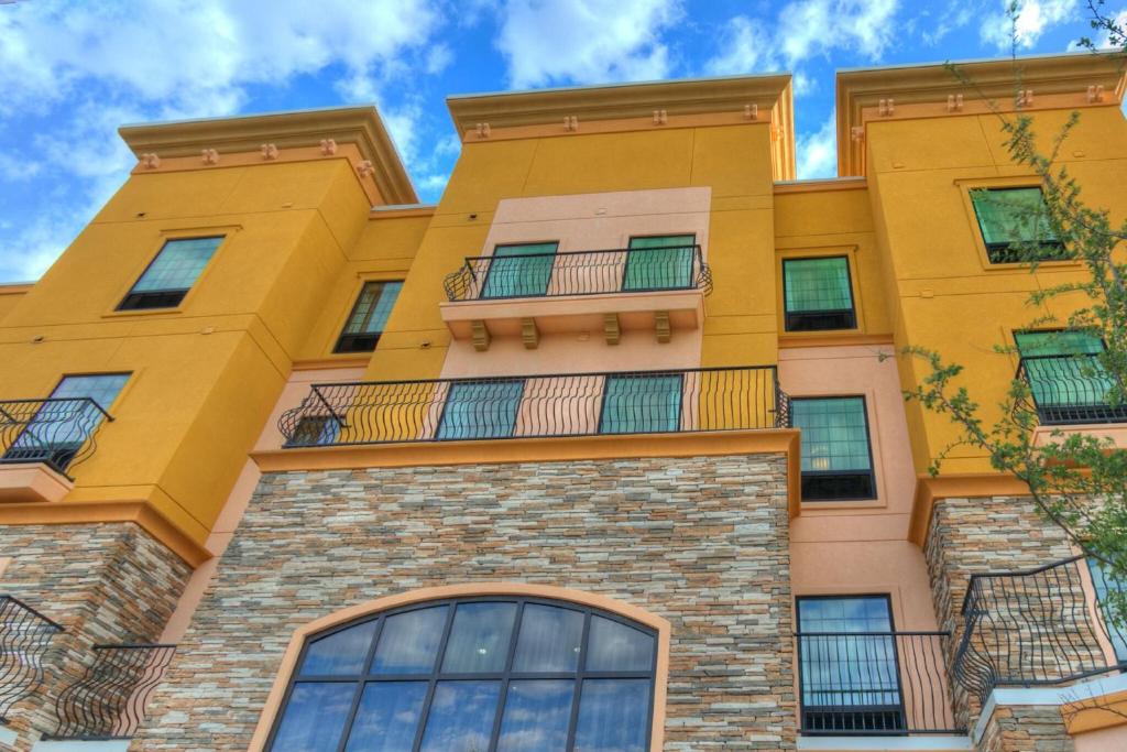 żółty budynek z oknami i balkonami w obiekcie Staybridge Suites Lubbock South, an IHG Hotel w mieście Lubbock
