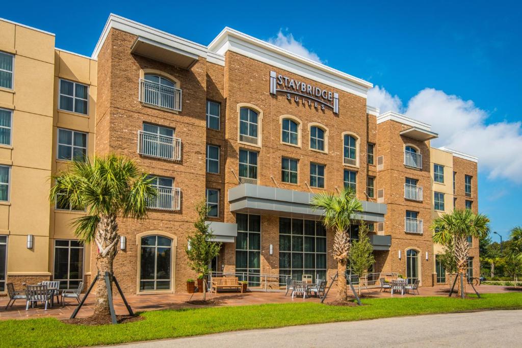 查爾斯頓的住宿－Staybridge Suites Charleston - Mount Pleasant, an IHG Hotel，一座棕榈树的大型砖砌建筑