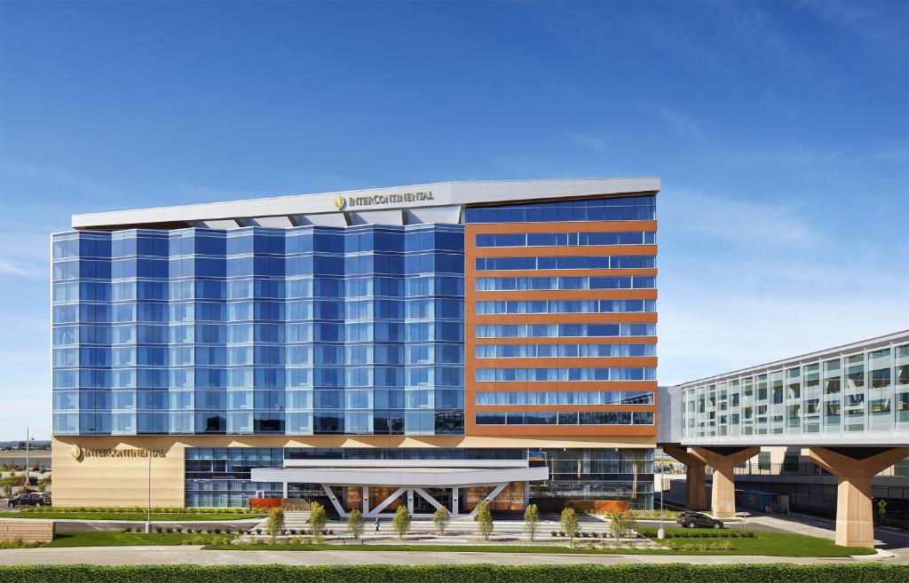 a large building with a lot of windows at InterContinental Minneapolis - St. Paul Airport, an IHG Hotel in Minneapolis