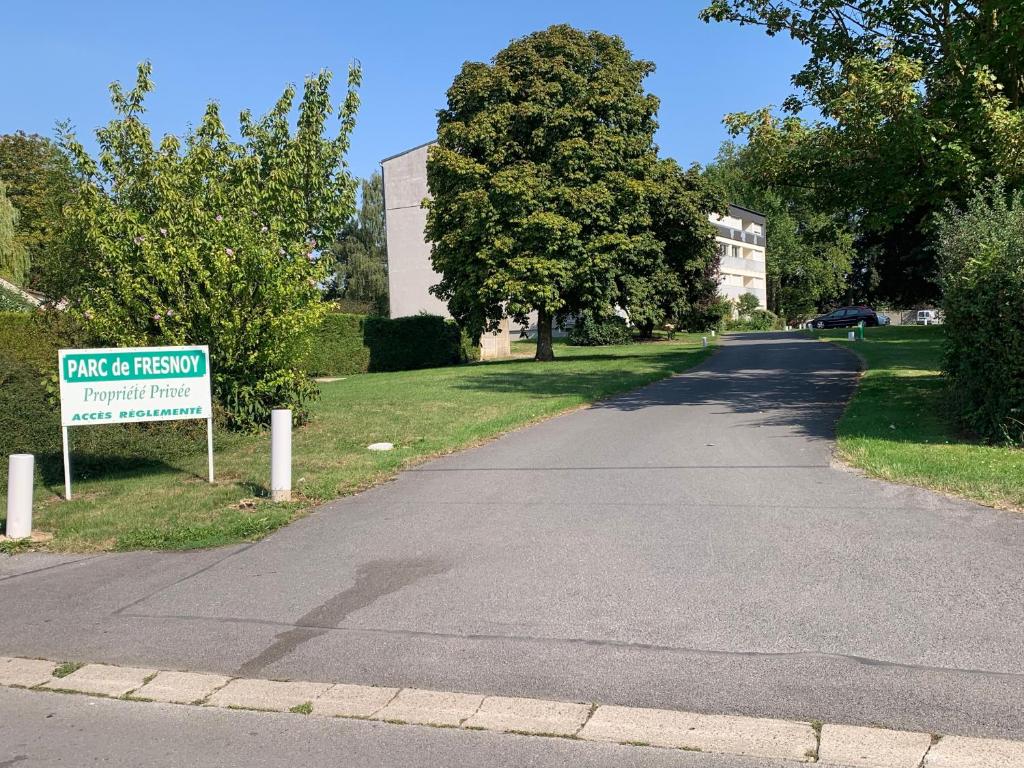 ein Schild an der Seite einer Straße neben einem Gebäude in der Unterkunft Suite au Parc de Fresnoy in Roye