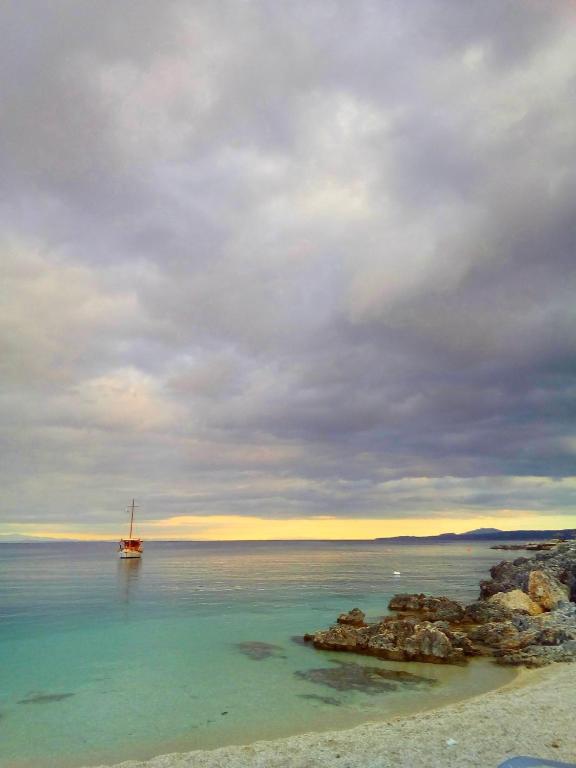 a boat in the water on a beach at La Casa Di Nonna in Koríthion