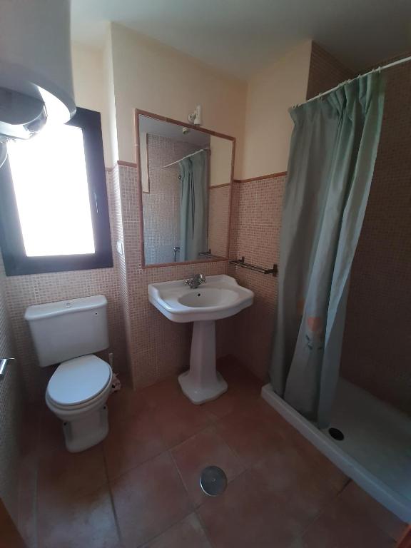 łazienka z toaletą, umywalką i prysznicem w obiekcie Atico De Amplias Terrazas En Zahara Pueblo w mieście Zahara de los Atunes