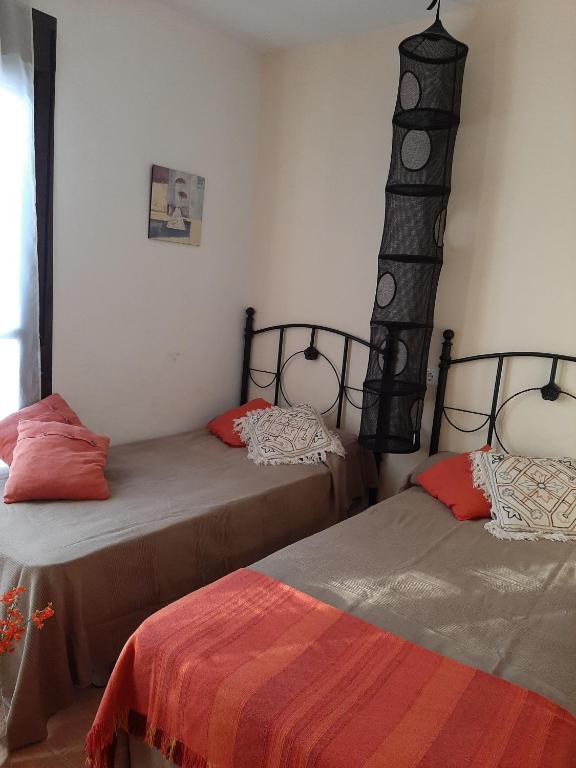 Łóżko lub łóżka w pokoju w obiekcie Atico De Amplias Terrazas En Zahara Pueblo