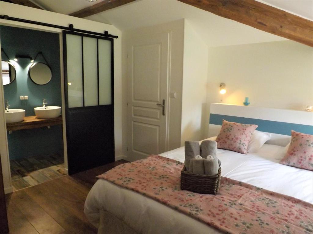 Katil atau katil-katil dalam bilik di La résinière de pirique