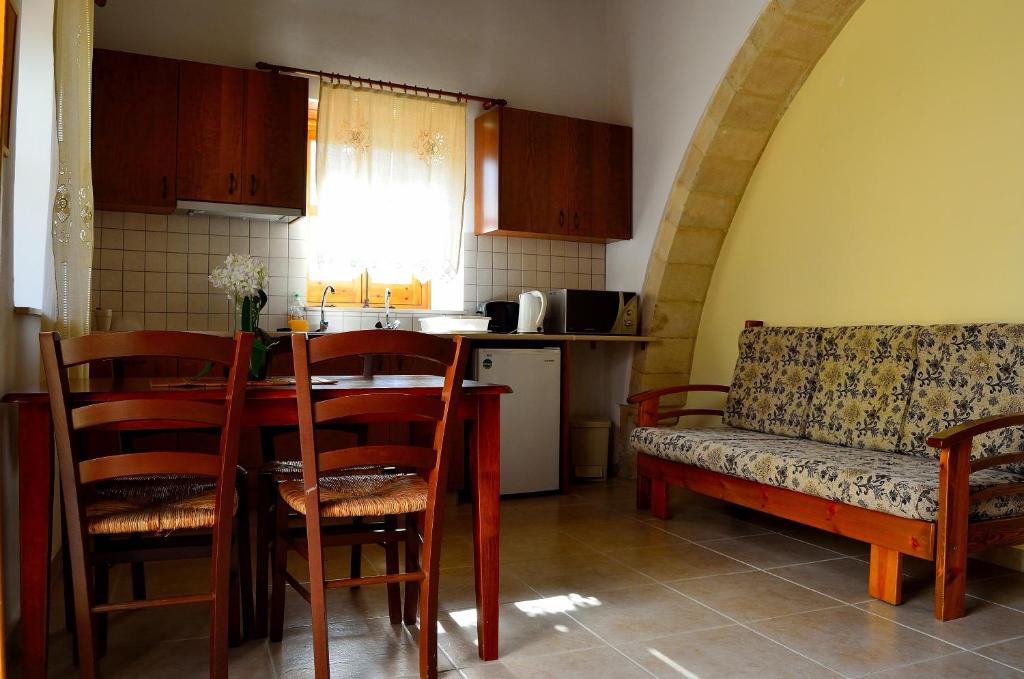 Omodos Katoi Holiday Homes - Cottage Con Una Camera Da Letto Con Camino